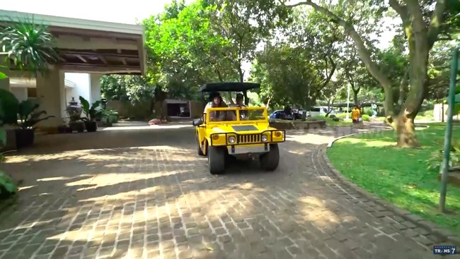 Tinggal di rumah dengan halaman yang super luas, Sutiyoso harus menggunakan mini jip Hummer untuk pindah dari satu titik ke titik lainnya. (Foto: YouTube/Trans7 Official)