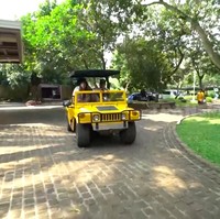 Tinggal di rumah dengan halaman yang super luas, Sutiyoso harus menggunakan mini jip Hummer untuk pindah dari satu titik ke titik lainnya. (Foto: YouTube/Trans7 Official)