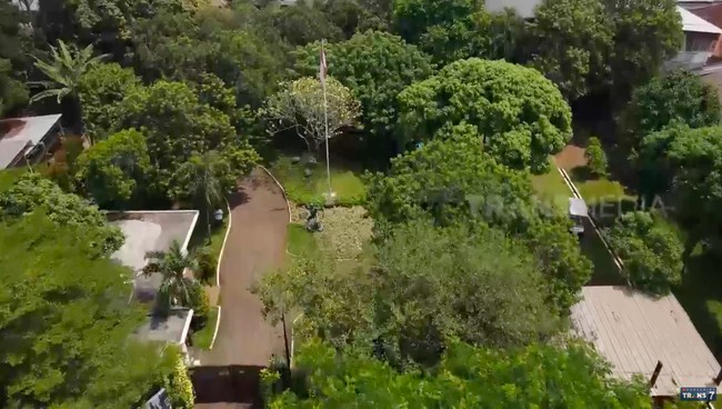 Inilah penampakan rumah mantan Gubernur DKI Jakarta Sutiyoso jika dilihat dari atas. Dengan luas lahan tiga hektar di Cibubur, Jawa Barat, kediaman Sutiyoso terdiri dari rumah, kebun binatang, dan museum. (Foto: YouTube/Trans7 Official)