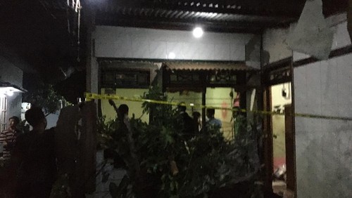 Rumah pelaku penikaman dirusak keluarga korban di Mataram, Selasa malam (6/9/2022).