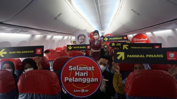 Semua penumpang Lion Air terlihat senang dan antusias mengikuti penerbangan perdana dari Palembang-Pangkalpinang-Tanjung Pandan ini. (dok. Lion Air)