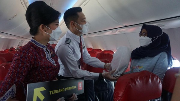 Selama penerbangan berlangsung, Lion Air mengadakan games dan memberikan souvenir kepada penumpang sebagai salah satu bentuk apresiasi menjadi penumpang pertama di rute terpendek ini. (dok. Lion Air)