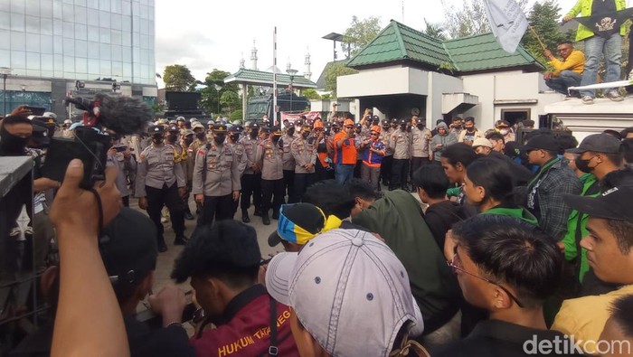 Massa Aliansi Masyarakat Kaltim Membara menggelar unjuk rasa di depan kantor Gubernur Kalimantan Timur (Kaltim) menolak kenaikan harga BBM.