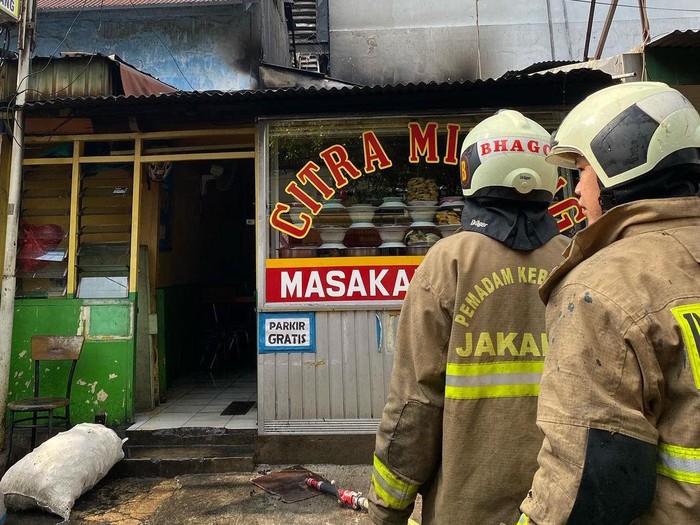 Sebuah rumah makan di daerah Salemba, Jakpus, terbakar. Sebanyak 8 unit mobil damkar dikerahkan untuk pemadaman. (Instagram @humasjakfire)