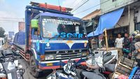 Truk Fuso Tabrak Belasan Motor Di 'Jalur Tengkorak' Cianjur