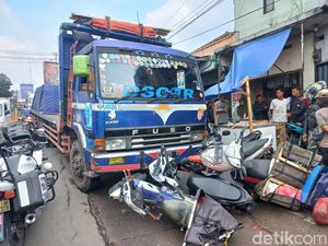 Horor! Teriakan Warga Saat Truk Tabrak Belasan Motor di Cianjur