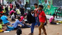 Anak-anak yang ingin belajar dibebaskan datang untuk mengikuti pelajaran.  