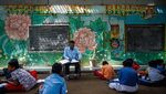 Luar Biasa, Guru Ini Beri Sekolah Gratis di Kolong Jembatan New Delhi