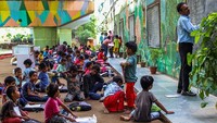 Suasana sekolah gratis bagi anak miskin yang diikuti puluhan siswa. Rajesh mengatakan sudah menjadi cita-citanya sejak dulu bisa berjasa untuk mengajar anak-anak kurang mampu.  