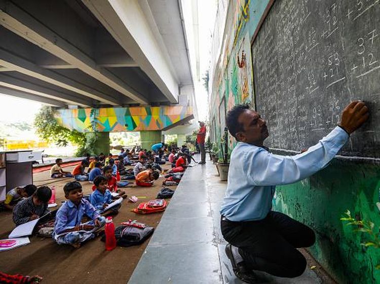 Luar Biasa, Guru Ini Beri Sekolah Gratis di Kolong Jembatan New Delhi