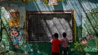 Dinding kolong jembatan disulap menjadi ruang kelas bagi anak-anak kurang mampu. Rajesh Kumar mengatakan pendidikan sangat penting bagi anak-anak untuk menghadapi masa depan yang lebih baik.  