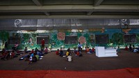 Meski berada di bawah jembatan dan tidak ada kursi serja meja, sekolah darurat ini dihias semenarik mungkin.  