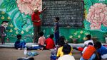Luar Biasa, Guru Ini Beri Sekolah Gratis di Kolong Jembatan New Delhi