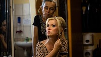 Seorang asisten mempersiapkan seorang aktris untuk pertunjukan di Teater Drama Mykolaiv. Seni Teater di Ukraina kembali bergeliat dengan kembali menggelar pertunjukan.