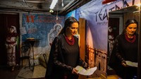Seorang aktris bersiap untuk pementasan teater di bawah tanah bersama Teater Drama Mykolaiv. Pertunjukkan teater kali ini berlangsung di bawah tanah karena invasi Rusia masih berlanjut.