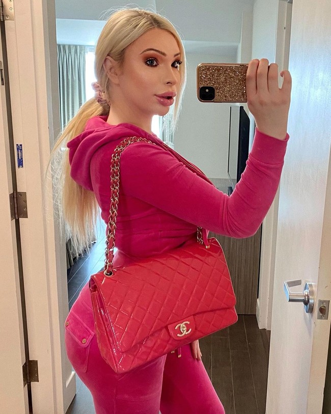 Dari payudara, Serena mulai merambah ke bagian lainnya. Serena meninginkan hidung Hollywood dan bibir yang lebih seksi dengan bantuan operasi, Botox, dan filler. Ia pun melakukan Brazilian Butt Lift untuk tampil bak Marilyn Monroe.Foto: Instagram @theserenasmith