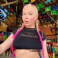 Selain risiko kesehatan, Serena mengetahui bahwa penampilannya bisa mengundang kritik netizen. Namun hal itu tidak ingin terlalu dipikirkannya. Aku tidak menyakiti siapapun dengan pilihanku. Aku ingin menyebarkan hal positif di Instagram dan harus jadi tempat aman bagi fans dan follower yang berinteraksi denganku. Dalam hidup, kamu tidak akan pernah bisa menyenangkan siapa pun untuk bisa senang dan positif, katanya.Foto: Instagram @theserenasmith