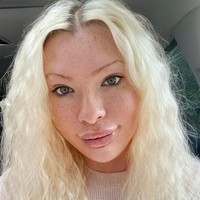 Banyak yang mendukung tapi banyak pula yang menganggap ia tidak mirip Marilyn Monroe. Marilyn Monroe atau Marilyn Manson? Semua operasi itu tapi kamu lebih mirip Jeffree Star, Mengapa kamu melakukannya? Kamu malah terlihat seperti pria, tulis yang lain.Foto: Instagram @theserenasmith