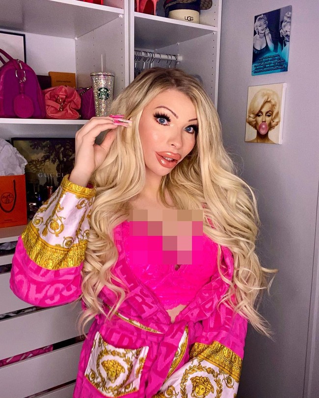 Seorang wanita bernama Serena Smith mengaku dirinya adalah Barbie Girl. Serena sudah lama terobsesi memperbaiki penampilannya agar terlihat sempurna. Tapi baru-baru ini wanita tersebut tengah tergila-gila ingin tampak seperti aktris jadul.Foto: Instagram @theserenasmith