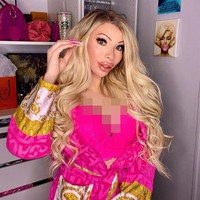 Seorang wanita bernama Serena Smith mengaku dirinya adalah Barbie Girl. Serena sudah lama terobsesi memperbaiki penampilannya agar terlihat sempurna. Tapi baru-baru ini wanita tersebut tengah tergila-gila ingin tampak seperti aktris jadul.Foto: Instagram @theserenasmith