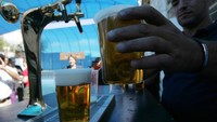 Taybeh Brewing Company meracik dan membuat bir halal dengan target kelompok Muslim di Timur Tengah. Pendirinya ingin menciptakan bir yang bisa diminum oleh kelompok Muslim, juga orang Yahudi yang hidup berdekatan dengannya. (Abbas Momani/AFP/Getty Images)  