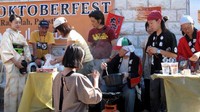 Pengunjung menikmati festival bir halal di Palestina ini. Meski telah 25 tahun berselang sejak didirikannya Taybeh Beer, Palestina masih belum berdaulat sebagai negara. Namun, Taybeh justru semakin berjaya. Nama Taybeh semakin identik dengan bir halal untuk umat Islam. (Marina Passos/AFP/Getty Images)  