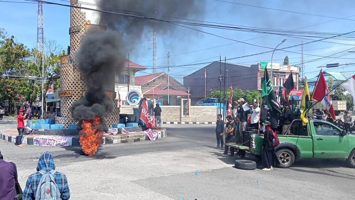 Mahasiswa Kabupaten Sinjai, Sulawesi Selatan (Sulsel) menggelar unjuk rasa menolak kenaikan harga BBM.