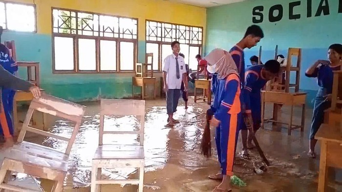SMAN 1 Pangale Mamuju Tengah tertimbun lumpur usai diterjang banjir.