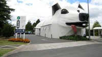 Bangunan berbentuk anjing ini berada di kota Tiau, Selandia Baru. Itu adalah pusat informasi kota atau disebut i-SITE Visitor Centre. Bangunan ini mulai melakukan konstruksi pada 1990-an. Atlasobscura by Emilee Rader.