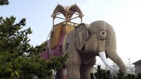 Di kota New Jersey, Amerika Serikat, terdapat bangunan berbentuk gajah raksasa. Bangunan itu terdiri dari kantor dan restoran. Pada 2009 lalu, bangunan bernama Lucy ini merayakan HUT ke-128. Atlasobscura by Silver2Silicon.