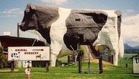 Bangunan setinggi 14 meter ini memiliki panjang 20 meter. Sebenarnya ini adalah toko oleh-oleh yang terletak di jalan Oxley antara Wauchope, New South Wales, dan jalan Pacific, Australia. Atlasobscura by Peter Woodard.
