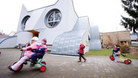 Bangunan berbentuk seperti kucing ini merupakan sekolah tingkat kanak-kanak. Bangunan ini didesain oleh seniman Tomi Ungerer dan arsitek dAyla-Suzan Yondel. Lokasinya berada di Karlsruhe, Jerman. Atlasobscura via Karlsruhe.