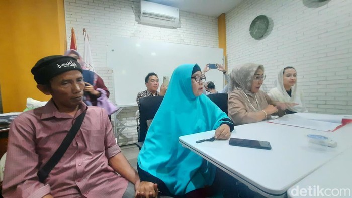Soimah (jilbab biru) didampingi pengacaranya.