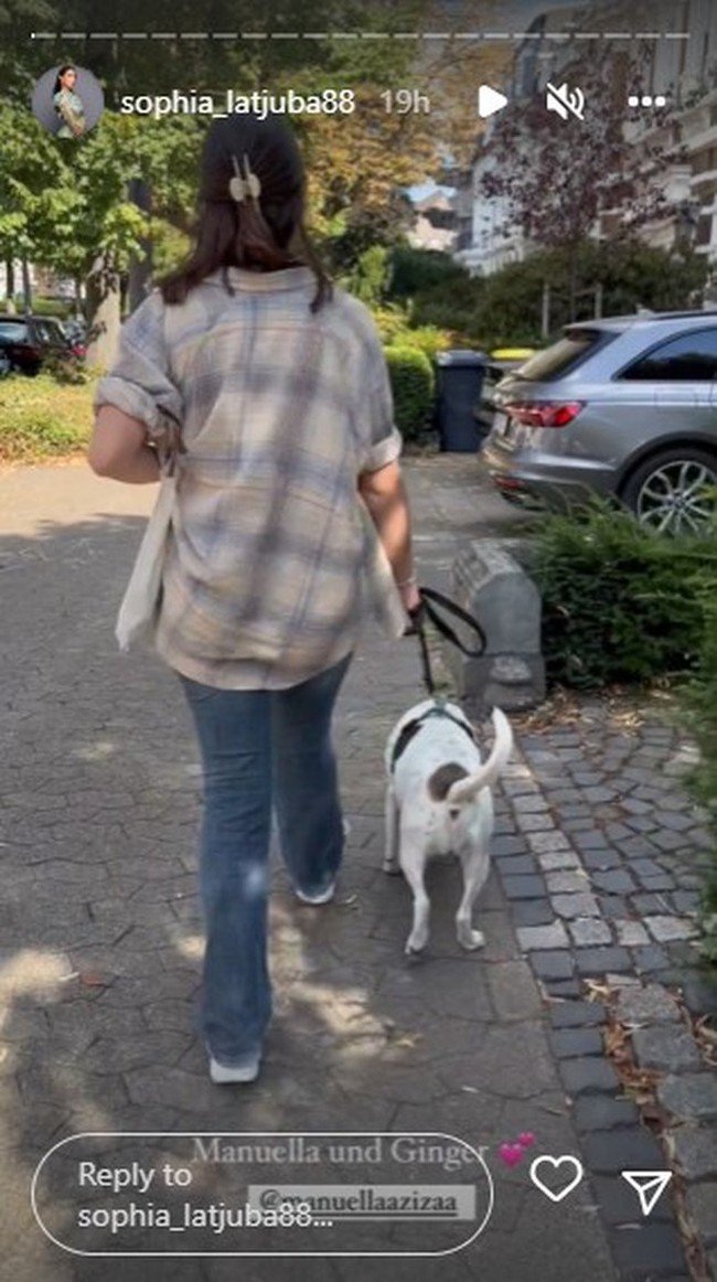 Tak sendirian, kepergian Sophia ke Jerman juga ditemani oleh sang anak, Manuella Aziza. Keduanya sempat terlihat jalan-jalan bersama seekor anjing peliharaannya di sana. Foto: Instagram/@sophia_latjuba88