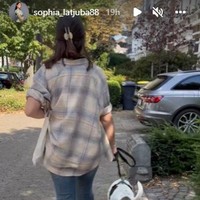 Tak sendirian, kepergian Sophia ke Jerman juga ditemani oleh sang anak, Manuella Aziza. Keduanya sempat terlihat jalan-jalan bersama seekor anjing peliharaannya di sana. Foto: Instagram/@sophia_latjuba88