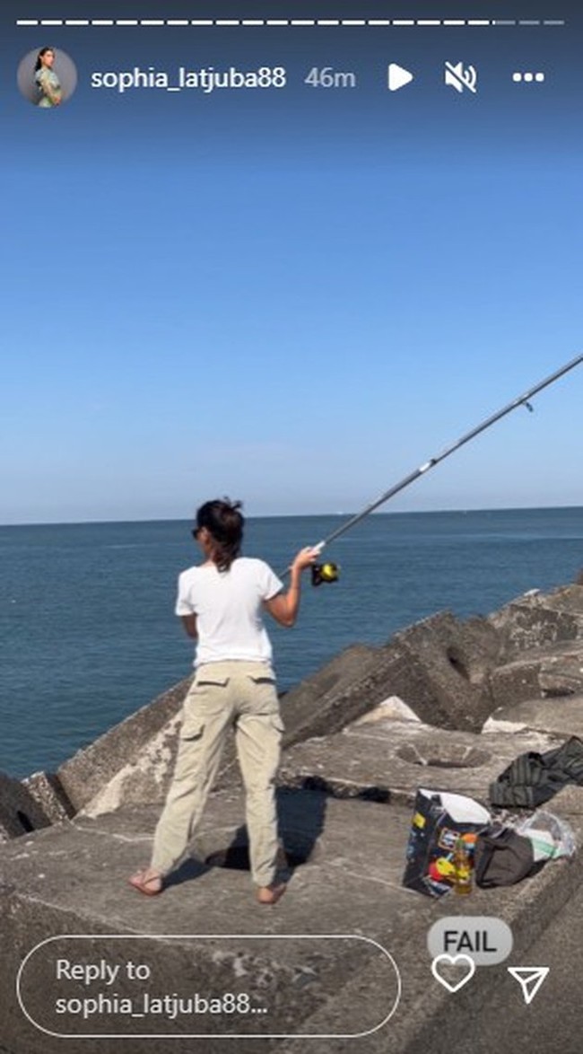 Selama di sana Sophia Latjuba juga mencoba kegiatan baru, seperti belajar memancing. Begini Sophia saat belajar memancing di tepi laut. Foto: Instagram/@sophia_latjuba88