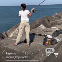 Selama di sana Sophia Latjuba juga mencoba kegiatan baru, seperti belajar memancing. Begini Sophia saat belajar memancing di tepi laut. Foto: Instagram/@sophia_latjuba88