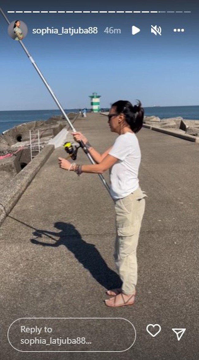 Sophia Latjuba terlihat tampil santai mengenakan kaos putih dan celana cargo berwarna coklat muda. Agar tak berantakan, Sophia mengikat satu rambutnya. Sophia juga mengenakan sebuah kaca mata hitam. Foto: Instagram/@sophia_latjuba88
