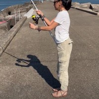 Sophia Latjuba terlihat tampil santai mengenakan kaos putih dan celana cargo berwarna coklat muda. Agar tak berantakan, Sophia mengikat satu rambutnya. Sophia juga mengenakan sebuah kaca mata hitam. Foto: Instagram/@sophia_latjuba88