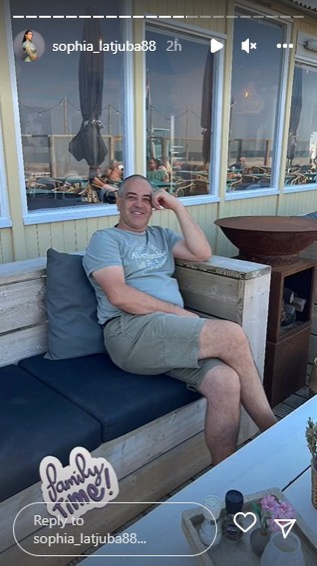 Momen pertemuan Sophia dengan keluarganya pun sempat diabadikan dan diunggah ke Instagram Story. Seperti dalam unggahannya yang satu ini yang menyertakan stiker bertuliskan family time. Foto: Instagram/@sophia_latjuba88