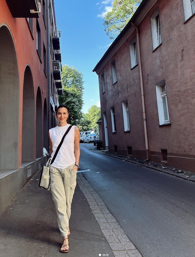 Saat ini Sophia Latjuba diketahui sedang mudi ke Jerman. Momen-momen dirinya selama di sana pun tampak dibagikan Sophia ke akun Instagram pribadinya. Dalam foto-foto yang dibagikan, netizen selalu tampak mengomentari parasnya yang cantik. Foto: Instagram/@sophia_latjuba88