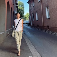 Saat ini Sophia Latjuba diketahui sedang mudi ke Jerman. Momen-momen dirinya selama di sana pun tampak dibagikan Sophia ke akun Instagram pribadinya. Dalam foto-foto yang dibagikan, netizen selalu tampak mengomentari parasnya yang cantik. Foto: Instagram/@sophia_latjuba88