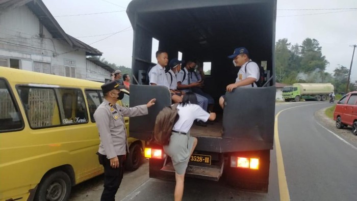 Sopir angkot di Taput mogok membuat siswa harus dibawa naik mobil Sabhara menuju sekolah