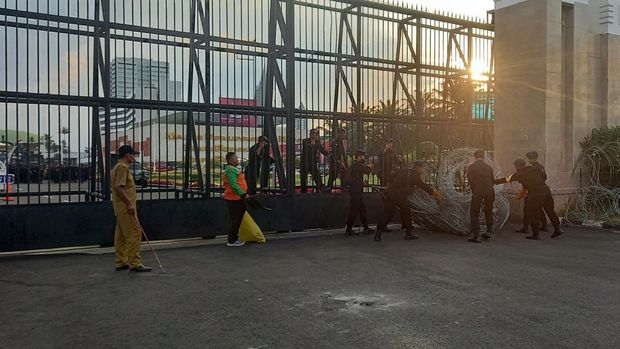Suasana di depan Gedung DPR usai massa demo tolak kenaikan BBM membubarkan diri (Khairul-detikcom)