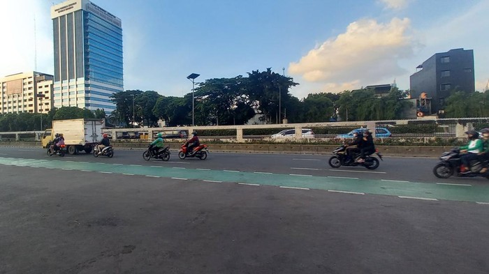 Suasana di depan Gedung DPR usai massa demo tolak kenaikan BBM membubarkan diri (Khairul-detikcom)