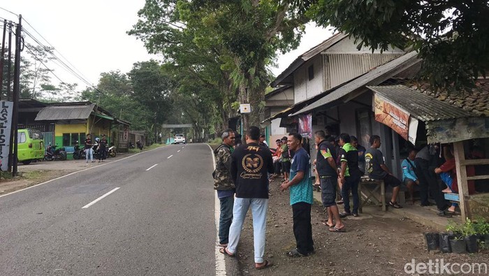 Suasnaa di jalan tak ada angkot jurusan Salawu-Singaparna.