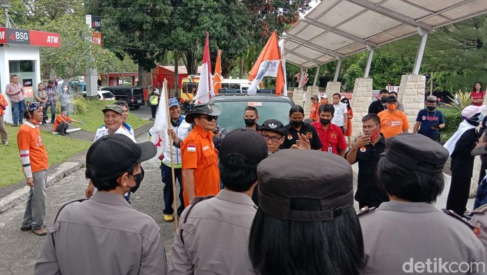 Sejumlah massa aksi yang tergabung dalam Partai Buruh Sulawesi Utara (Sulut) menggeruduk kantor DPRD Sulut menolak kenaikan harga BBM.