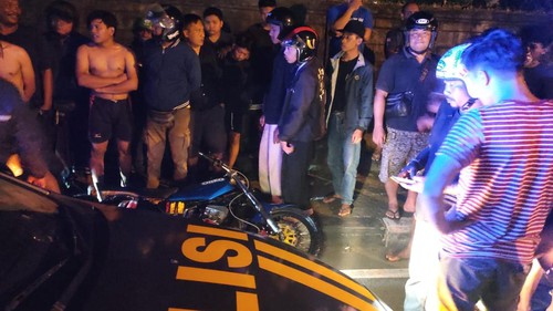 Polisi mengamankan kendaraan yang terlibat dalam tabrakan maut serta melakukan olah TKP di jalan Denpasar-Gilimanuk, Desa Abiantuwung, Kecamatan Kediri.