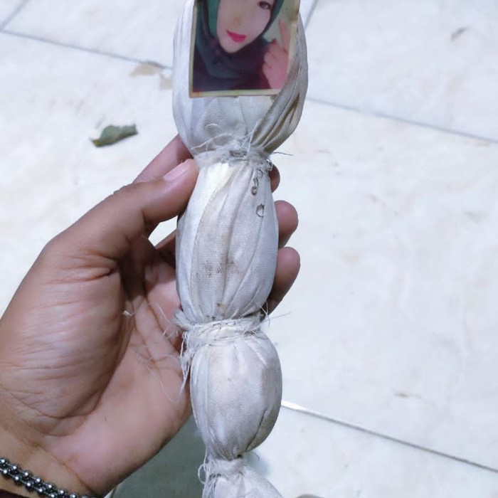 Temuan bungkusan pocong ditempel foto wanita di Kudus.