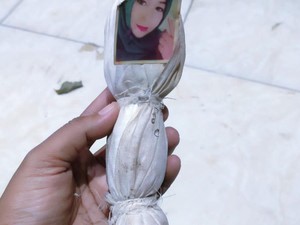 Hiii..! Boneka Pocong Ditempel Foto Wanita Ditemukan di Hutan Ternadi Kudus